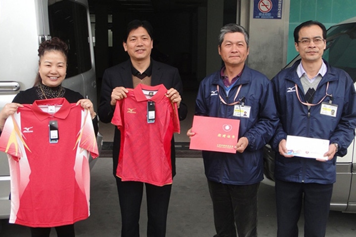 上海ミズノがポロシャツを地域に寄贈しました。
