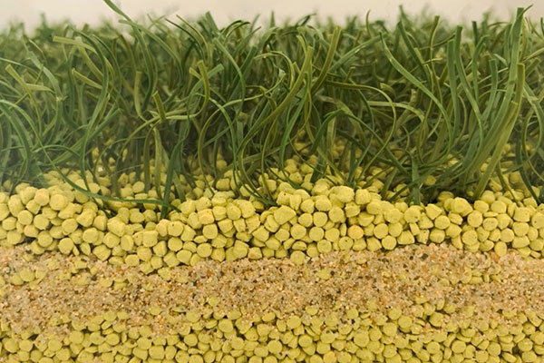 茶殻をリサイクルした人工芝充填剤 Field Chip 「Greentea」
